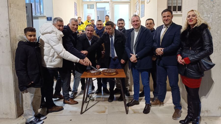 Η Αστυνομία στα Ιωάννινα καλωσορίζει το 2025 με την κοπή πίτας μπροστά στο Αστυνομικό Μέγαρο (Φωτογραφίες -Βίντεο)