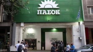 ΠΑΣΟΚ: Ανασχηματισμός που αναδεικνύει το αδιέξοδο του πρωθυπουργού