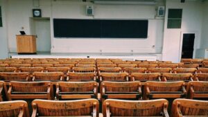Μπορεί η ΑΙ να αντικαταστήσει την παραδοσιακή διδασκαλία; Τα υπέρ και τα κατά στην εκπαίδευση