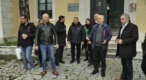 Εκπαιδευτικοί Πρωτοβάθμιας: Παράσταση διαμαρτυρίας από κλιμάκιο της ΔΟΕ για τα προβλήματα των σχολείων