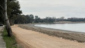 Επερώτηση για την νέα χάραξη του ποδηλατόδρομου και την αποκατάσταση της «τραυματισμένης» παραλίας του Μονολιθίου