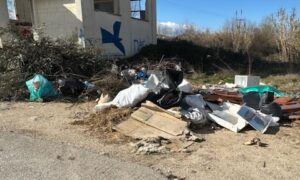 Εικόνες ασχήμιας με ογκώδη αντικείμενα και σκουπίδια στο παραλίμνιο των Ιωαννίνων