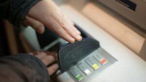 Τέλος οι κάρτες στα ΑΤΜ: Πώς θα κάνετε αναλήψεις με τον νέο τρόπο