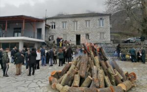 Και φέτος άναψε η ημερήσια αποκριάτικη φωτιά στη Μεγάλη Γότιστα του Δήμου Μετσόβου