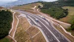 «Μπλε Διάδρομος»: Νέα εποχή για την Ήπειρο και τη Δυτική Βαλκανική – Ξεκινά ο οδικός άξονας Ιωάννινα-Κακαβιά