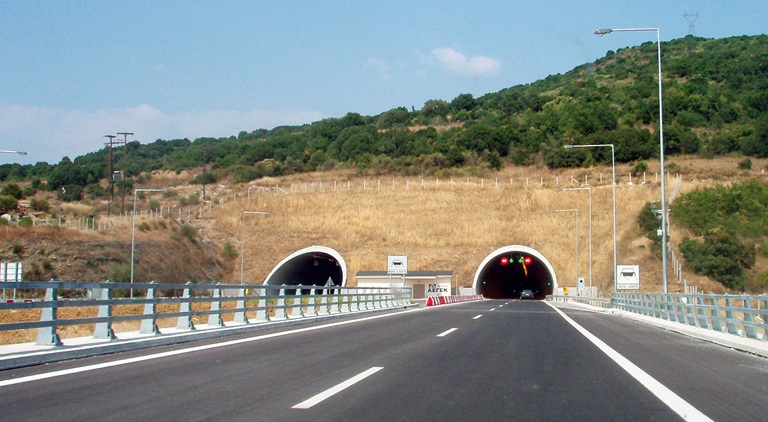 Ακινητοποιημένο όχημα έβγαζε καπνούς στην Εγνατία