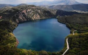 Γύρω γύρω δάσος και φύση… και στη μέση λίμνη (βίντεο)