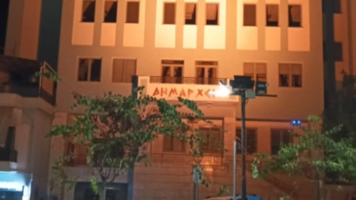 Το Δημαρχείο Ηγουμενίτσας φωταγωγείται για την Παγκόσμια Ημέρα Σκλήρυνσης κατά Πλάκας
