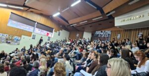 Κατάμεστο το αμφιθέατρο Δάκαρη στην εκδήλωση μνήμης για τα θύματα των Τεμπών
