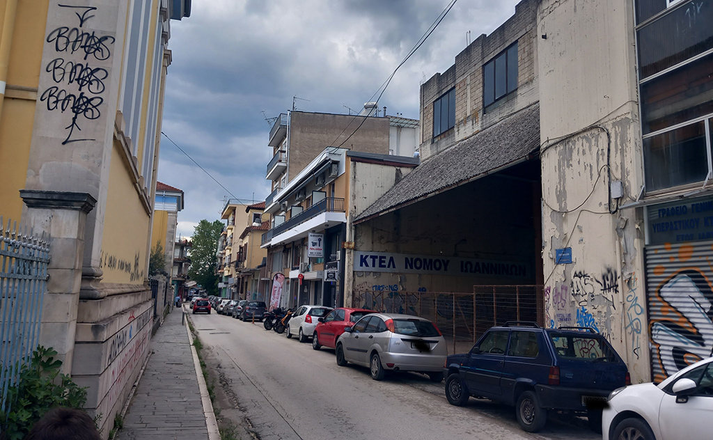 Οδός Ζωσιμάδων 1: 1ο Γυμνάσιο Ιωαννίνων, ανασαίνοντας τον αμίαντο... (φωτογραφίες)