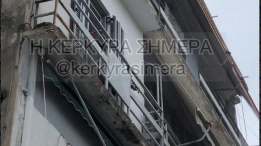 Κέρκυρα: Σοβάδες έπεσαν από μπαλκόνι - Το κτίριο είναι δίπλα σε Γενικά Λύκεια