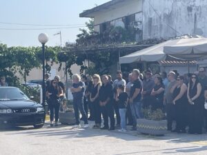 Άρτα: Το τελευταίο “αντίο” στον 14χρονο Σπύρο