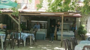 Ο Κώστας με τα ψητά του στο Κοκκινολιθάρι  δίνει ένα υπόδειγμα να κρατηθούν ζωντανά τα χωριά