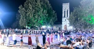 Μουσική πανδαισία στην πλατεία Κομποτίου: Μια αξέχαστη βραδιά παραδοσιακού πολιτισμού