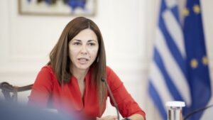 10.000 απινιδωτές στα σχολεία και 10.000 νέοι διορισμοί εκπαιδευτικών – Τι ανακοίνωσε η Υπουργός Παιδείας