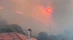 Σε πύρινο κλοιό τα μειονοτικά χωριά στην Αλβανία – Εκκενώθηκε νοσοκομείο στο Δέλβινο