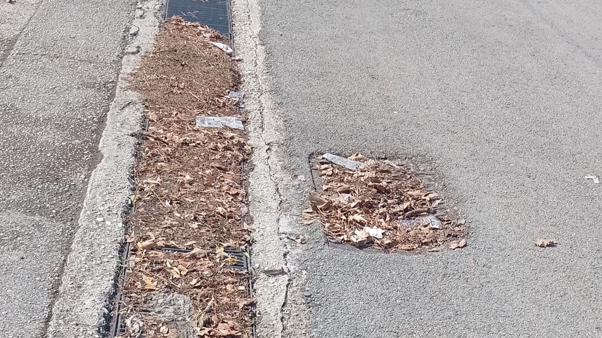 Οδός Μακαρίου: Κίνδυνος από τα φραγμένα φρεάτια ενόψει έντονων βροχοπτώσεων