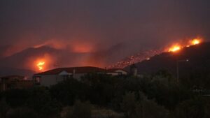 Σε ύφεση οι πυρκαγιές σε ΝΑ Αττική και Χελιδόνι Ηλείας – Διάσπαρτες εστίες αντιμετωπίζει η πυροσβεστική (βίντεο)
