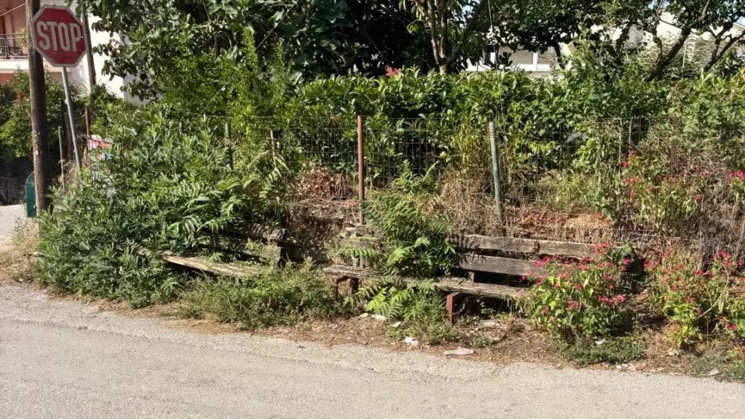 Από τη Δροσιά… έχουν καιρό να περάσουν τα συνεργεία του Δήμου