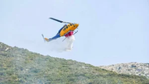 Πυροσβεστικό ελικόπτερο κατέπεσε στη Λίμνη Αώου – Σώοι οι δύο επιβαίνοντες