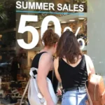 Θερινές εκπτώσεις: Πότε ξεκινούν και τι πρέπει να προσέξουν οι καταναλωτές στις τιμές