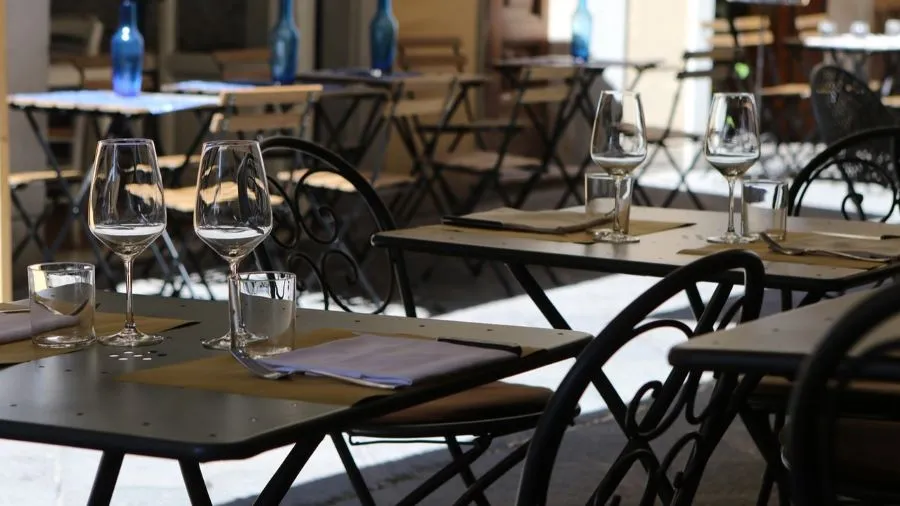 Εστίαση: Αντιπαράθεση για φόρους, μειωμένη κατανάλωση και εργασιακά αιτήματα