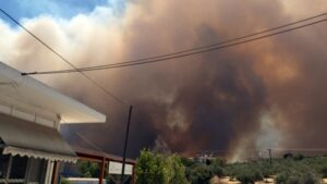 Ανεξέλεγκτη φωτιά στη βιομηχανική περιοχή Πάτρας: Αναφορές για σοβαρά εγκαυματίες και καμένα σπίτια