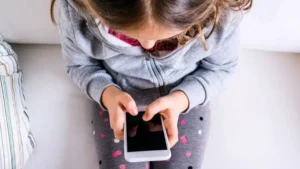ΕΕ: Πρόταση για απαγόρευση πρόσβασης παιδιών κάτω των 16 ετών σε social media χωρίς γονική συναίνεση