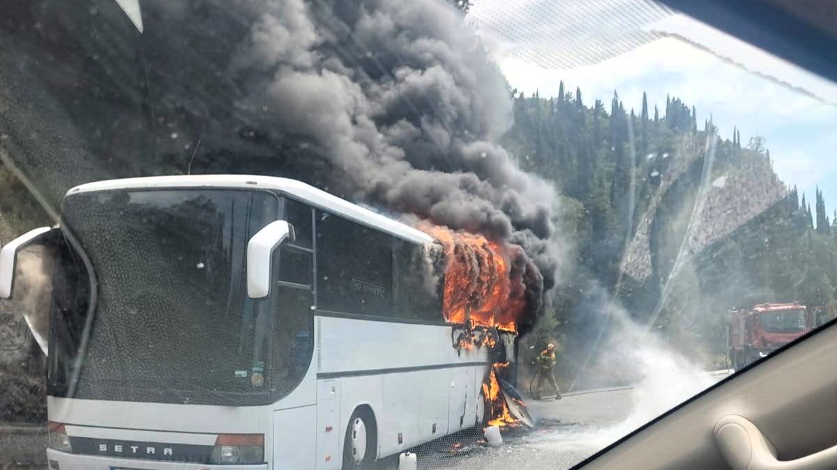 Φωτιά σε τουριστικό λεωφορείο στην Κέρκυρα – Σώθηκαν οι επιβάτες