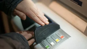 Πληρωμές e-ΕΦΚΑ και ΔΥΠΑ: Ποιοι πληρώνονται έως 17 Απριλίου