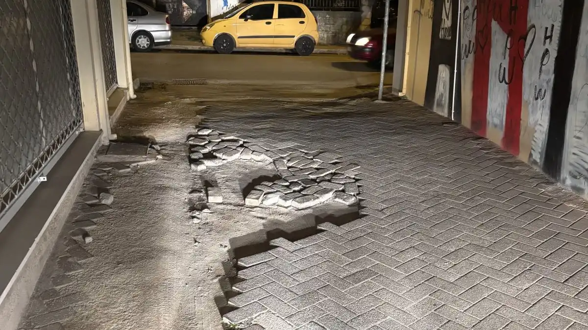 “Ξέχασαν” μια μεγάλη λακκούβα – Κοντά στην πλατεία Ομήρου, σε δρόμο που χρησιμοποιείται πολύ