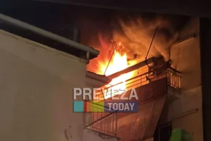 Πυρκαγιά σε διαμέρισμα στην Πρέβεζα – Μεγάλη επιχείρηση της Πυροσβεστικής