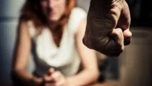 Πάτρα: Αστυνομικοί έσπασαν την πόρτα και έσωσαν γυναίκα από τα χέρια του συζύγου της