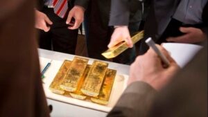 Η τιμή του χρυσού σπάει ρεκόρ, φθάνει τα 3.500 δολάρια την ουγκιά