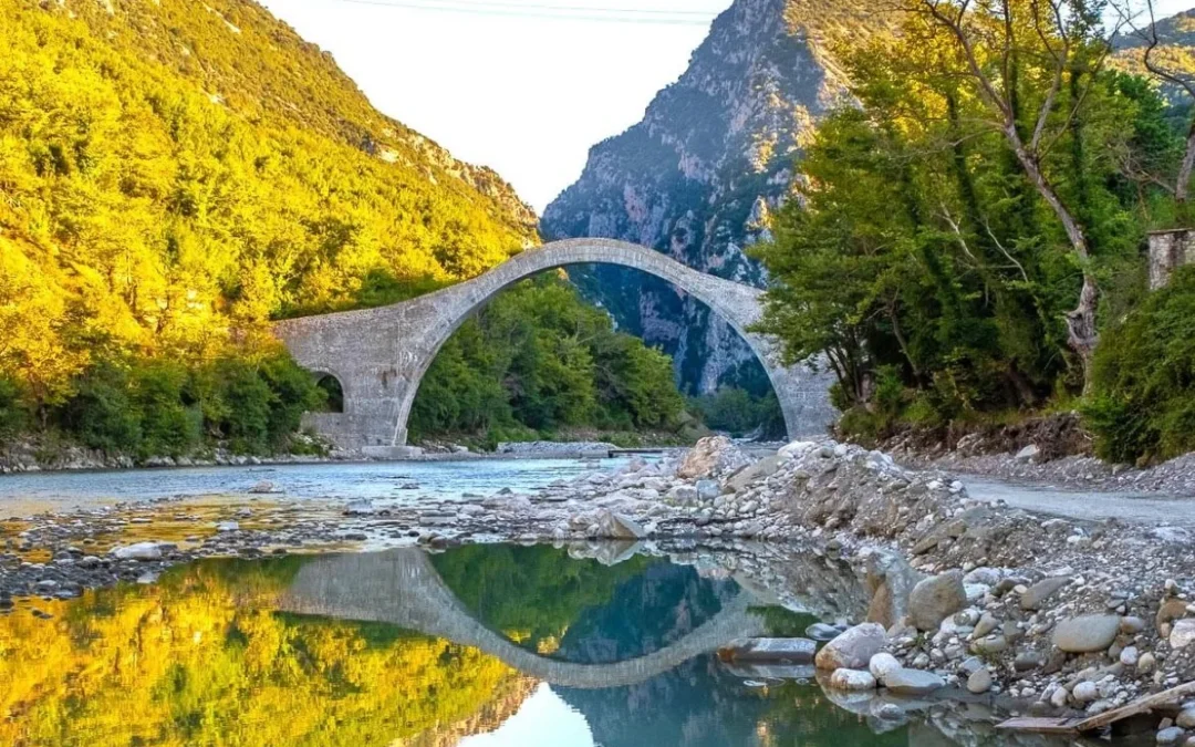 Θεοφάνεια 2026: Αγιασμός των υδάτων στο ιστορικό γεφύρι της Πλάκας