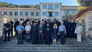 Ιωάννινα: Ρασοφορία νέων φοιτητών στη Σχολή Βελλάς από τον Μητροπολίτη Μάξιμο