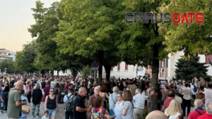 Μαζική παρουσία πολιτών στα Ιωάννινα στη μνήμη των θυμάτων των Τεμπών