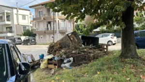 Καταγγελίες για σκουπίδια στην οδό Λευκάδας στα Σεισμόπληκτα