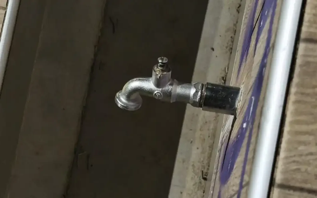 Ένα διψασμένο παιδί ανέδειξε μια σοβαρή έλλειψη στο 7ο Γυμνάσιο Ιωαννίνων (και ένα τεράστιο κοινωνικό πρόβλημα)