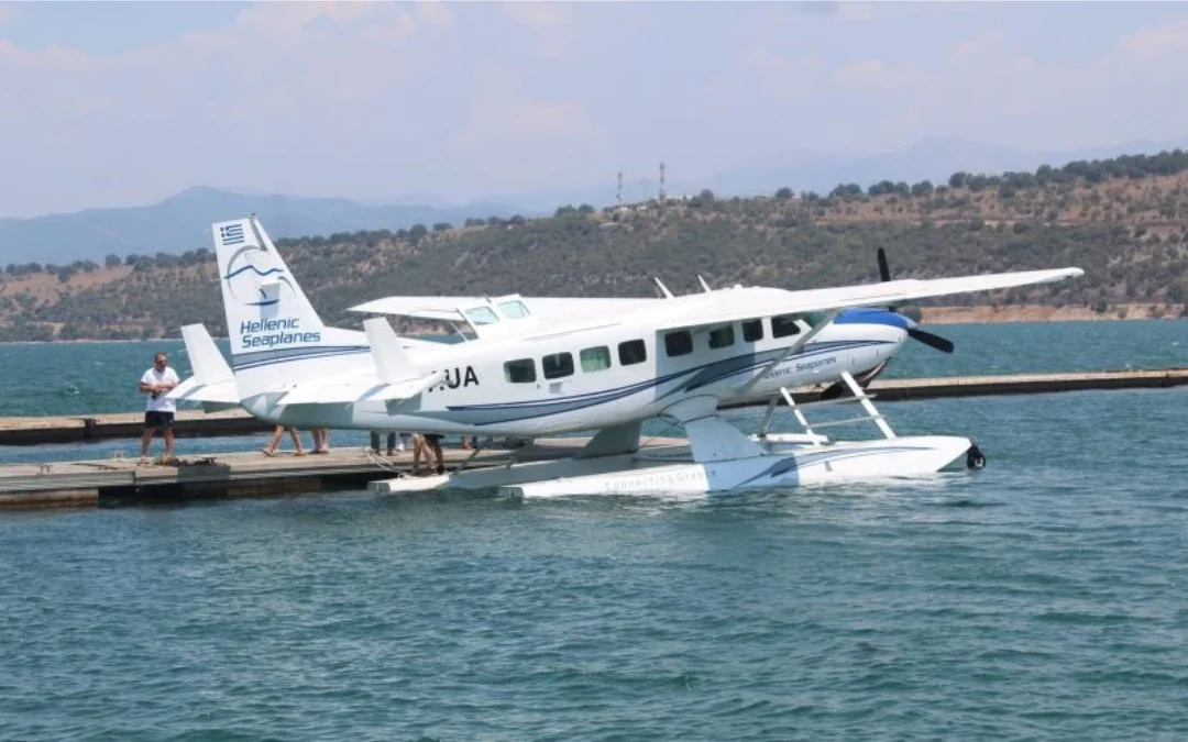 Πρώτη προσθαλάσσωση υδροπλάνου στο λιμάνι Κυλλήνης μετά από πτήση από τα Μέγαρα (video)