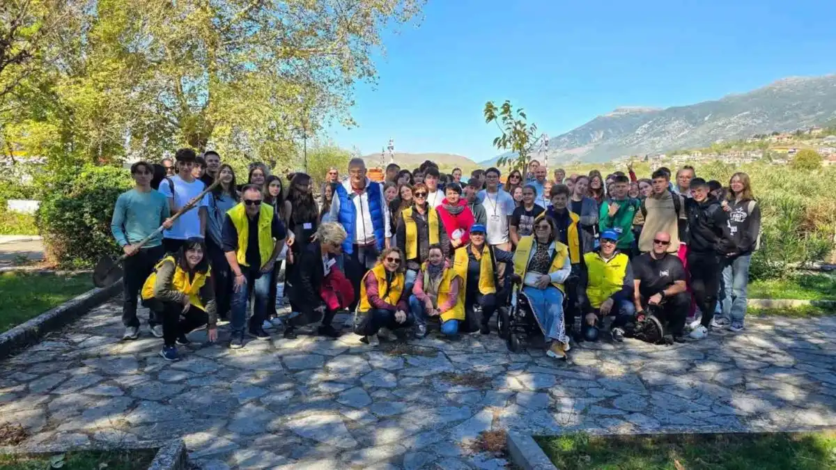 Δενδροφύτευση στο Νησί των Ιωαννίνων από τους Paguristas και τη Ζωσιμαία Σχολή