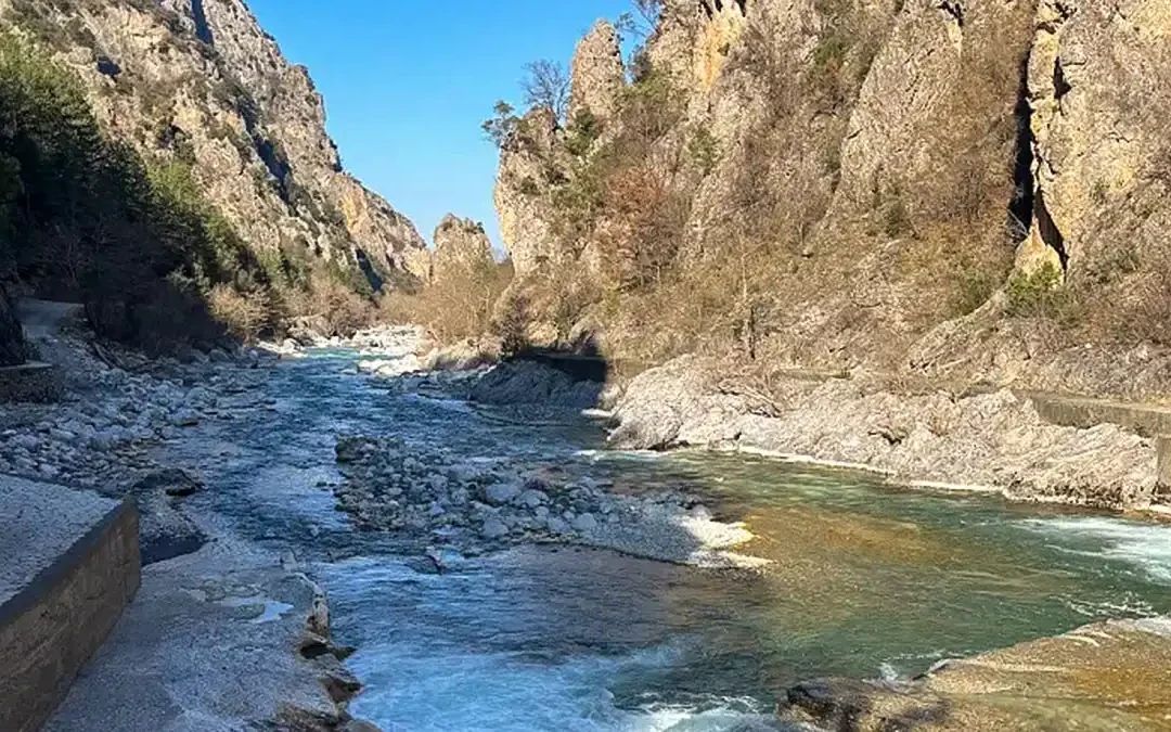 Γέφυρα Κόνιτσας – Μονή Στομίου: Το μονοπάτι του Αώου μέσα στη χαράδρα της Πίνδου