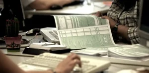 Στη Βουλή ο νέος «χάρτης» των φορολογικών προστίμων για εκπρόθεσμες δηλώσεις – «Κουρέματα» έως και 80%