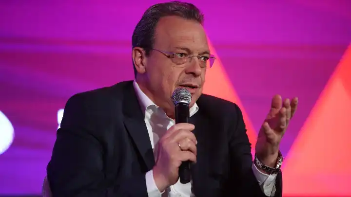 Φάμελλος: «Λεφτόδεντρα την ώρα των σκανδάλων» (βίντεο)