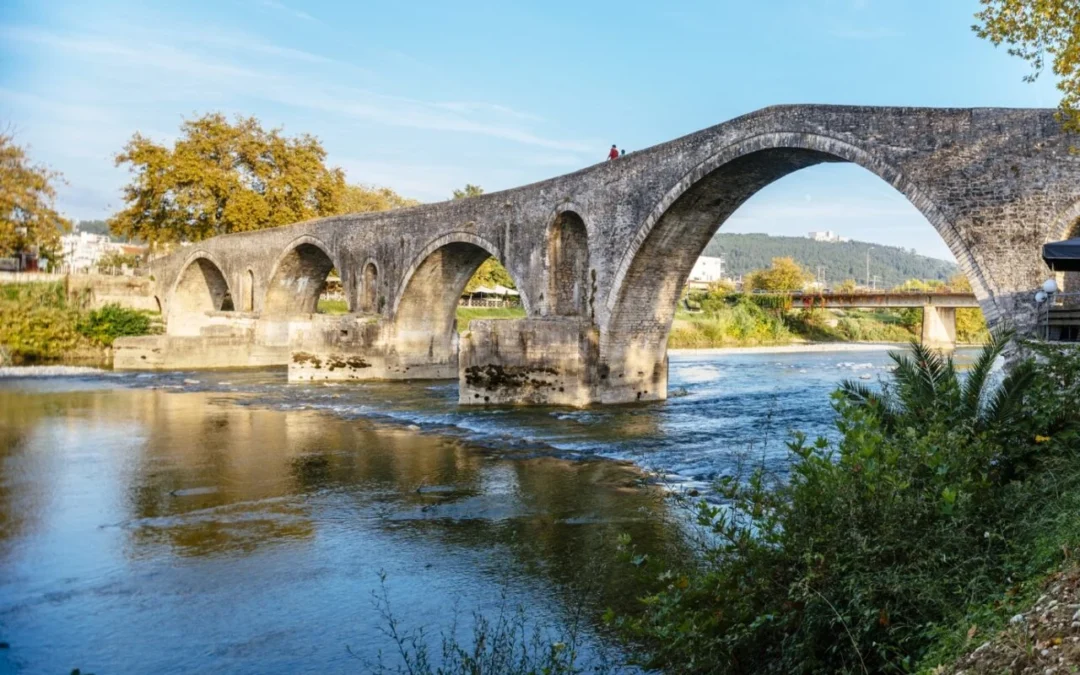 Άρτα το 1970: Σπάνιο έγχρωμο φιλμ με το γεφύρι της Άρτας και το φράγμα του Λούρου