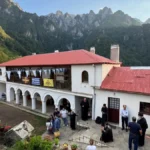 Πολλοί προσκυνητές στη Μονή Στομίου, αλλά και πολλά τα ατυχήματα κατά την ανάβαση