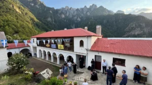 Πολλοί προσκυνητές στη Μονή Στομίου, αλλά και πολλά τα ατυχήματα κατά την ανάβαση