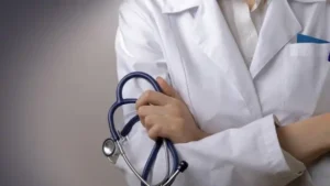 ΙΣΑ: Οι γιατροί σε οικονομική πίεση – Ζητούν σαφή χρονοδιαγράμματα πληρωμών