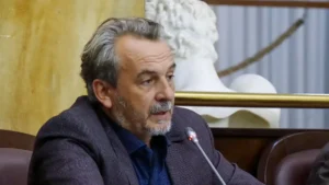 Π. Κολόκας για νεκρά ψάρια στη Λίμνη: Πρωταθλητής του “ανεύθυνος υπεύθυνος” ο Δήμος