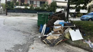 Σοβαρό πρόβλημα με τα σκουπίδια στην οδό Λευκάδας στα Σεισμόπληκτα Ιωαννίνων